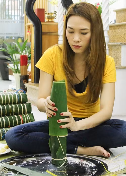 Dù bận rộn nhưng mỗi ngày giáp Tết, Mỹ Tâm đều tranh thủ gói bánh chưng cùng gia đình. Ảnh: FBNV