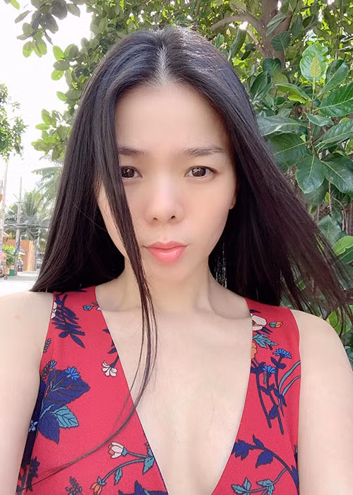 Lệ Quyên chăm chỉ khoe gương mặt ít son phấn của mình.