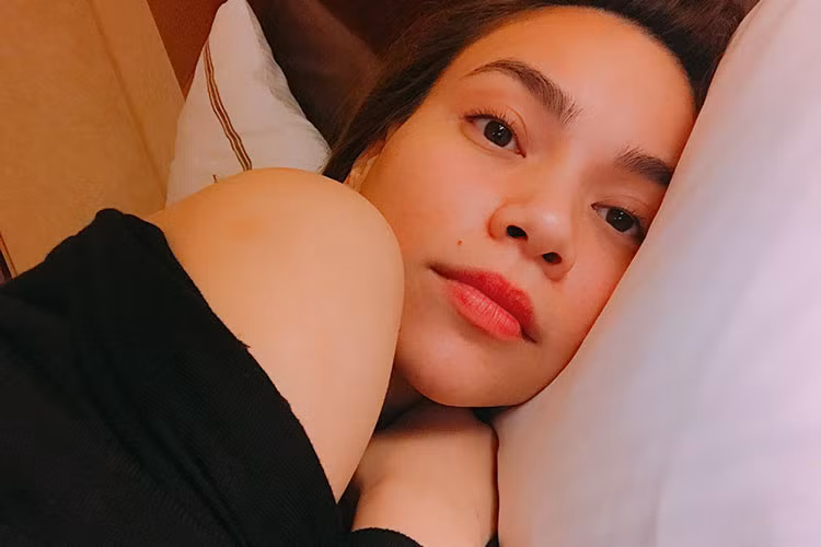 Bà mẹ một con rũ bỏ lớp son phấn và chăm sóc kỹ lưỡng làn da của mình sau khi trở về nhà từ những show diễn, sự kiện.