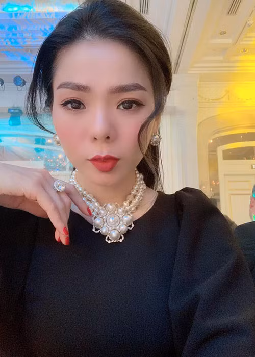 Lệ Quyên vốn luôn xuất hiện với gương mặt được trang điểm kỹ lưỡng mỗi khi đi hát, dự sự kiện. Xem video "Hà Hồ nói gì khi bị nói hết thời, ế show". Nguồn Youtube/vtc