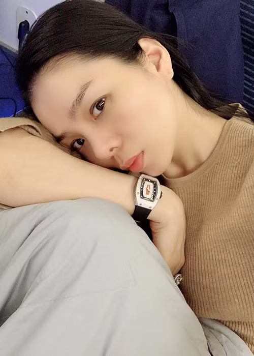 Được biết, nữ ca sĩ chăm sóc làn da trên gương mặt rất kỹ lưỡng.
