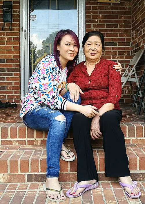 Nữ ca sĩ không phải là một ngôi sao đằng sau ánh đèn sân khấu.