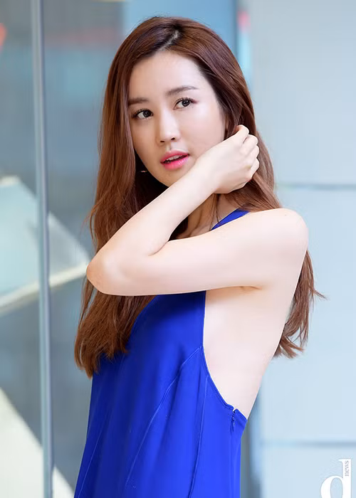 Loat my nhan xu Han do guc truoc doi tuyen Viet Nam