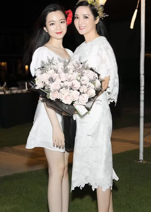 Thay vì bước chân vào showbiz, Anh Sa chăm chỉ học hành. Cô hiện tốt nghiệp trường Lehigh Pennsylvania tại Mỹ.