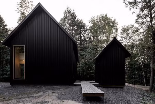 Ốp tôn màu đen dường như là một lựa chọn phổ biến cho cabin ở vùng khí hậu lạnh.