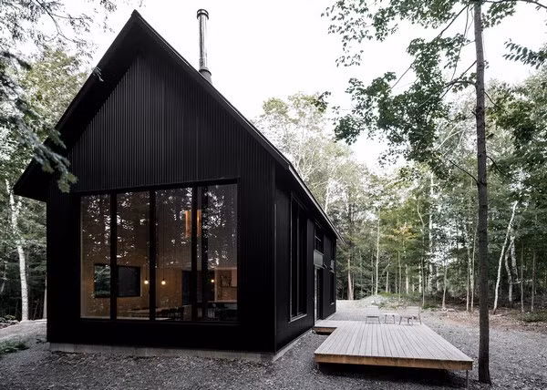 Cabin chính lớn hơn có hai tầng, bao gồm sảnh, phòng tắm, nhà bếp, phòng ăn và phòng khách. "Gia chủ muốn có một không gian ấm áp, phù hợp để tổ chức những bữa tiệc với gia đình và bạn bè, nhưng vẫn hòa hợp với môi trường. Một không gian để hít thở không khí trong lành" công ty cho biết.