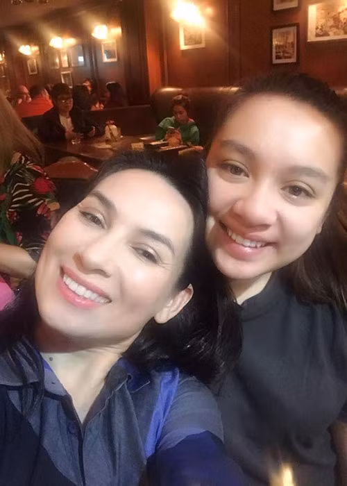 Phi Nhung hạnh phúc khoe ảnh cùng con gái Wendy đón Giáng sinh 2017.