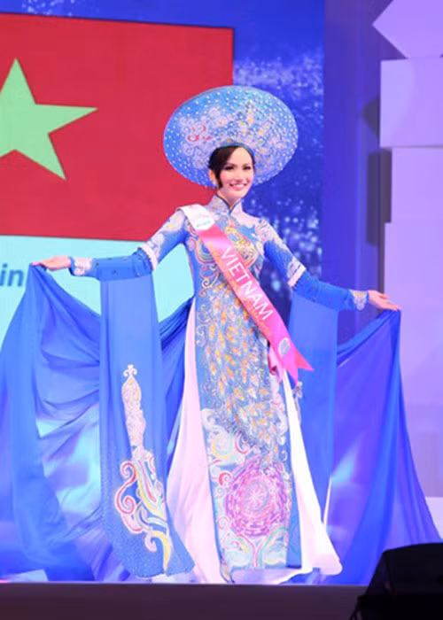 Người mẫu Nguyễn Diệu Linh cũng từng nhận án phạt 22,5 triệu đồng vì thi chui Hoa hậu Du lịch Quốc tế 2014. Theo Diệu Linh, do nhận lời mời ban tổ chức quá gấp nên không kịp làm thủ tục xin phép Cục Nghệ thuật Biểu diễn. Ảnh: Zing