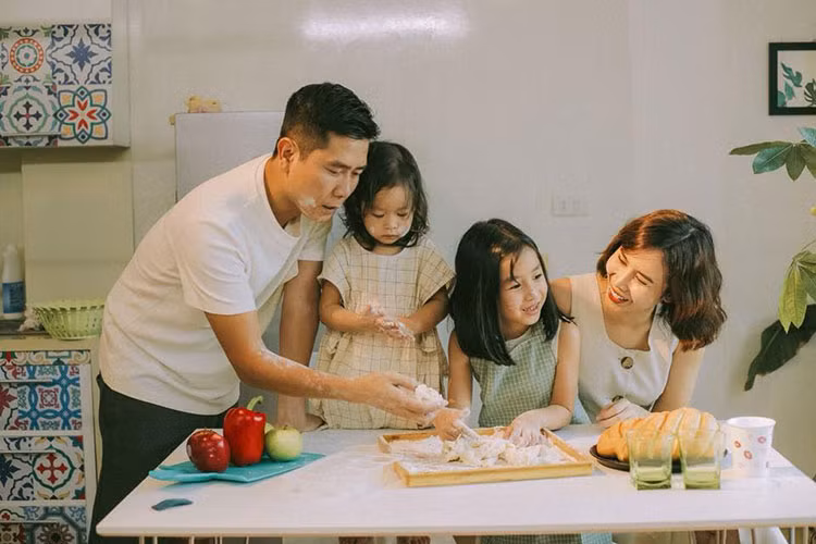 Lưu Hương Giang sinh hai cô con gái cho nhạc sĩ Hồ Hoài Anh. Được biết, vợ chồng nữ ca sĩ làm đám cưới vào năm 2009 sau 4 năm hẹn hò. Ảnh: FBNV