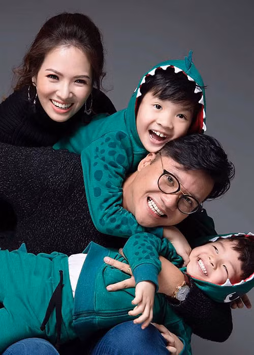 Trải qua một lần đò, MC Đan Lê tái hôn với đạo diễn Khải Anh. Cặp đôi hiện có hai cậu con trai kháu khỉnh. Ảnh: FBNV