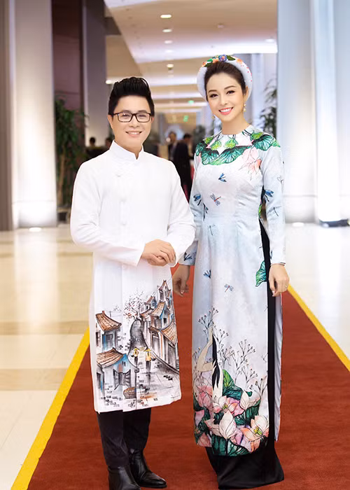 Bà mẹ ba con làm MC cùng với đồng nghiệp Lê Anh.
