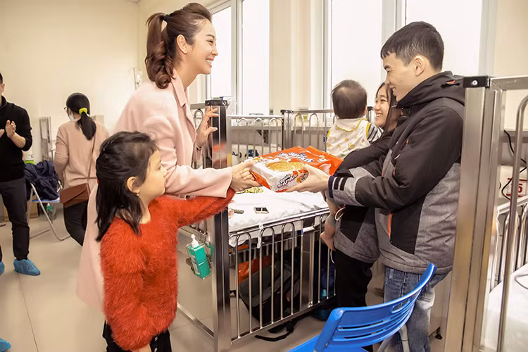 Jennifer Phạm cùng con gái tự tay trao quà cho các bệnh nhi.