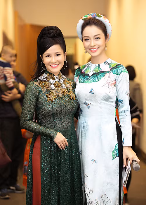 Tại sự kiện, Jennifer Phạm còn hội ngộ diva Hồng Nhung.