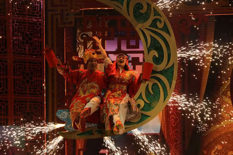 Điểm đáng chú ý khác trong buổi ghi hình đầu tiên của Táo quân 2019 là màn báo cáo đôi của Táo Kinh tế (Quang Thắng) và Táo Giáo dục (Vân Dung). Cả hai còn hóa thân thành những ảo thuật giả mang đến màn báo cáo hấp dẫn. Ảnh: Tiền Phong
