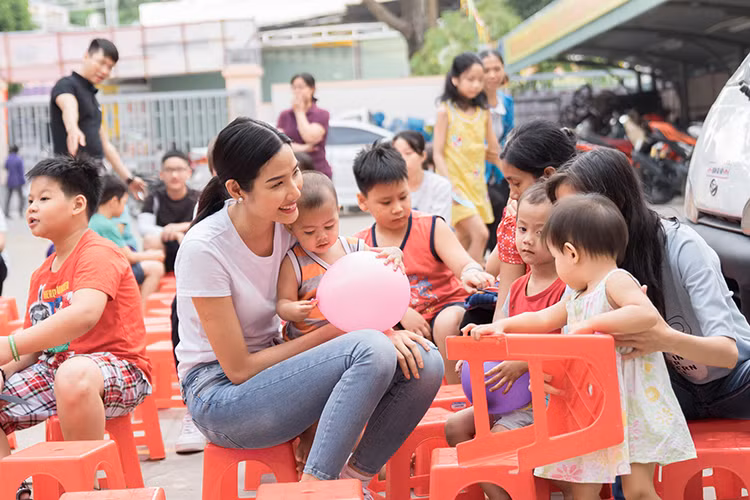 Hoàng Thùy dành thời gian vui đùa cùng các em nhỏ trong chuyến thiện nguyện.