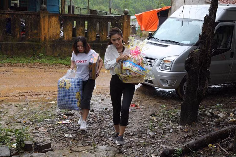 Mâu Thủy lại đến với huyện Nam Đông, Huế để trao quà gồm tiền mặt, sách, học bổng, đồ cũ quyên góp.