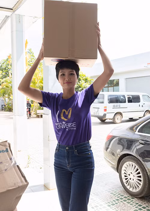 Trong không khí những ngày cuối năm, H’hen Niê đã tạm gác lại công việc của mình để tham gia các chuyến thiện nguyện.