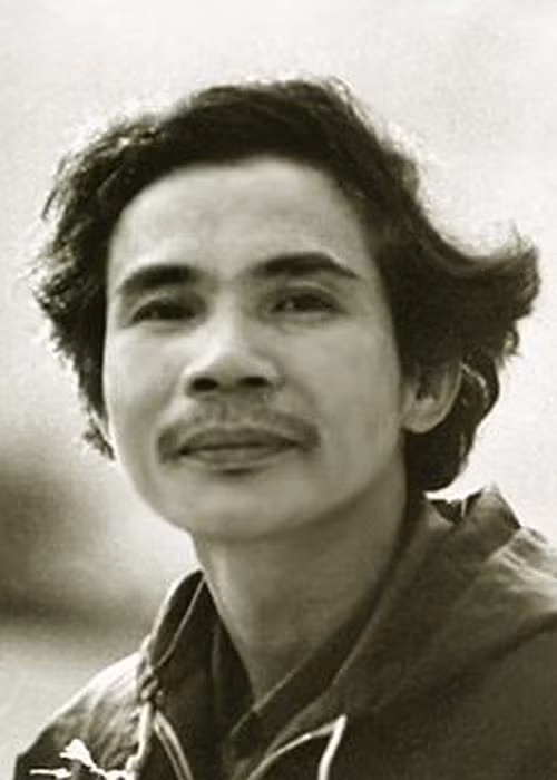 Cố nhạc sĩ sinh năm 1947, có gia đình nội ở Nghệ An, mẹ gốc Hà Tĩnh.