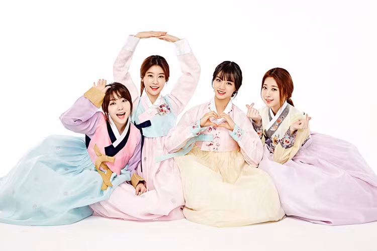 Các thành viên nhóm nhạc Girl's Day nhí nhảnh đón Tết. Ảnh: Topstarnews