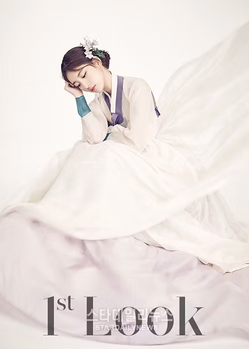 Bạn gái cũ của Lee Min Hoo xuất hiện như một nữ thần trong bộ hanbok được thiết kế tinh tế. Ảnh: Stardailnews