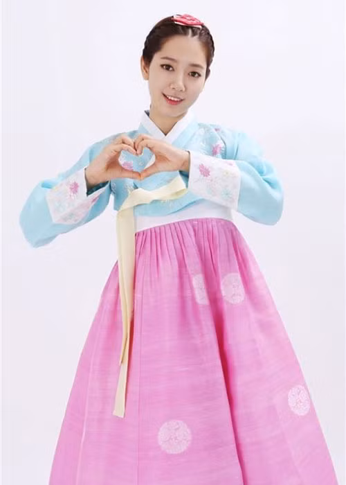 Park Shin Hye như tiểu thư trong phim cổ trang khi diện hanbok đón Tết. Ảnh: Nate