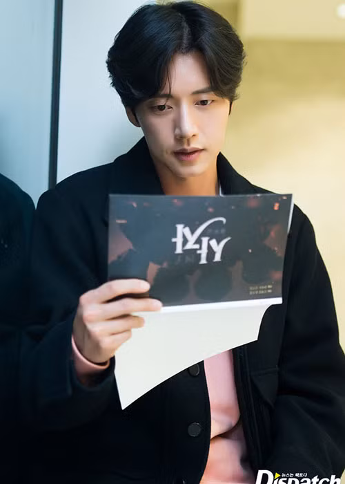 Cũng sinh năm 1983, Park Hae Jin điển trai và từng đóng “Vì sao đưa anh tới”, “Phía đông vườn địa đàng”.
