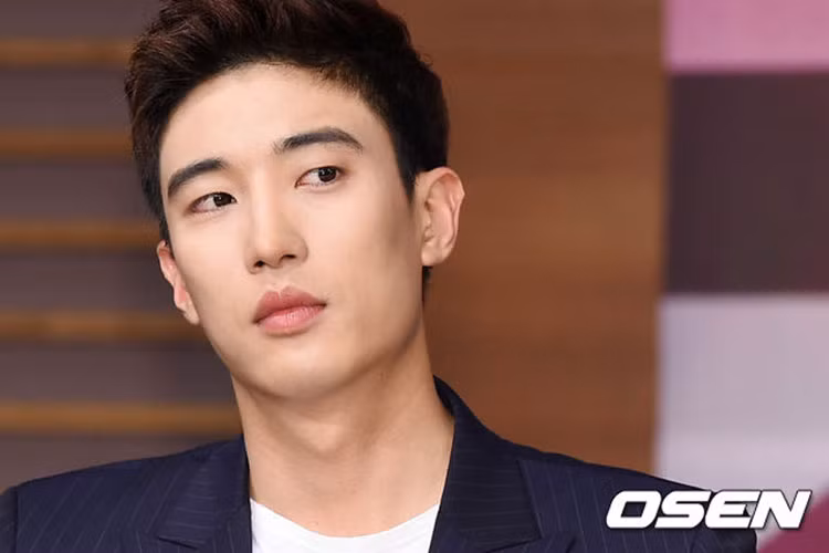 Bằng tuổi và có ngoại hình sáng sân khấu không kém Park Hae Jin là nam diễn viên Kang Kyung Joon.