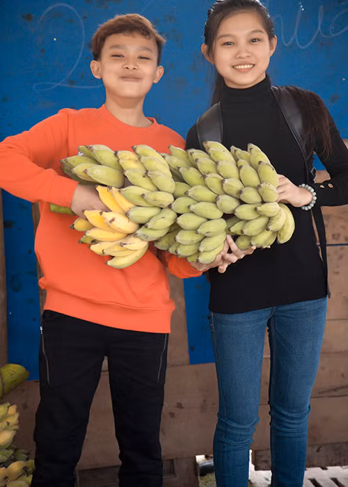 Sau khi trao quà, 2 người con nuôi của Phi Nhung được bà con đưa đi thăm vườn cây.