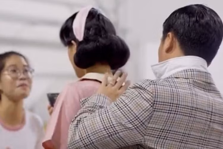Hành động quan tâm, chăm sóc vợ hết lòng của Trường Giang được người hâm mộ khen ngợi anh đã là ông chồng thực thụ. Ảnh: Yan