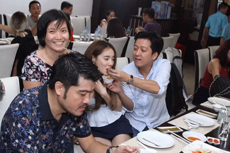Sợ Nhã Phương ăn ít, Trường Giang không ít lần đút cho bạn gái ăn tại các sự kiện. Ảnh: Dân Việt
