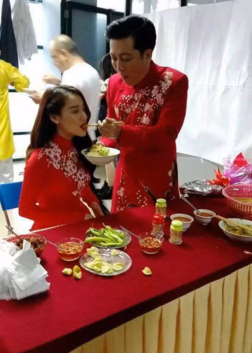 Trường Giang luôn biến Nhã Phương thành cô gái hạnh phúc nhất khi dành cho cô những cử chỉ đầy ngọt ngào. Ảnh: Dân Việt