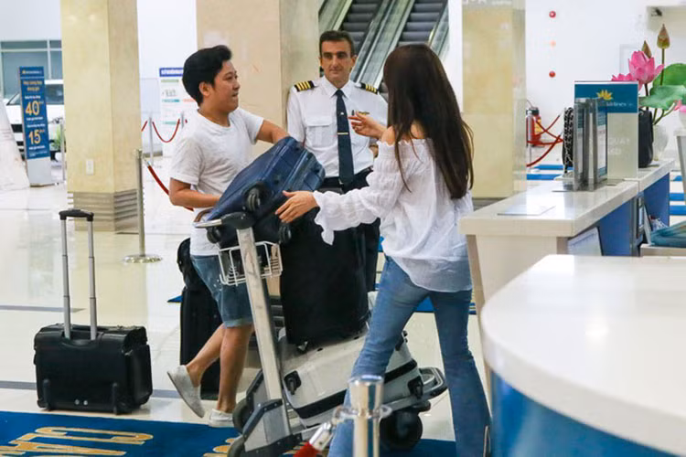 Trong một lần bạn gái sắp muộn chuyến bay, "Mười khó" vẫn gắng sức một mình xách hành lý dù vóc dáng nhỏ bé để bạn gái có thời gian làm thủ tục. Ảnh: Zing