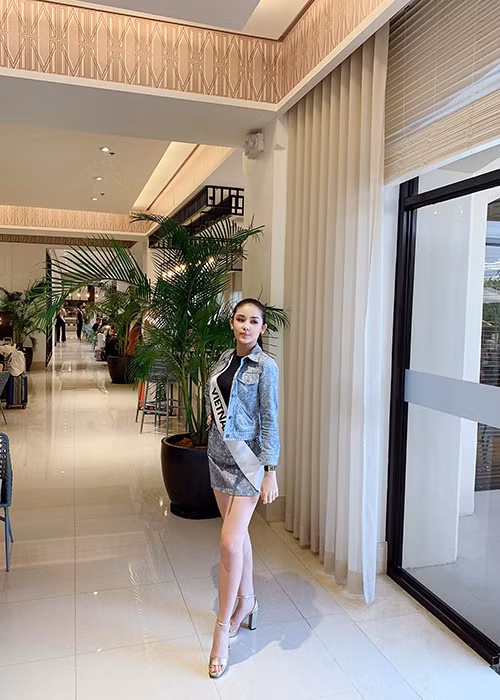 Người đẹp gốc Tiền Giang trần tình nghi vấn lộ miếng dán ngực khi trình diễn không đúng sự thật.