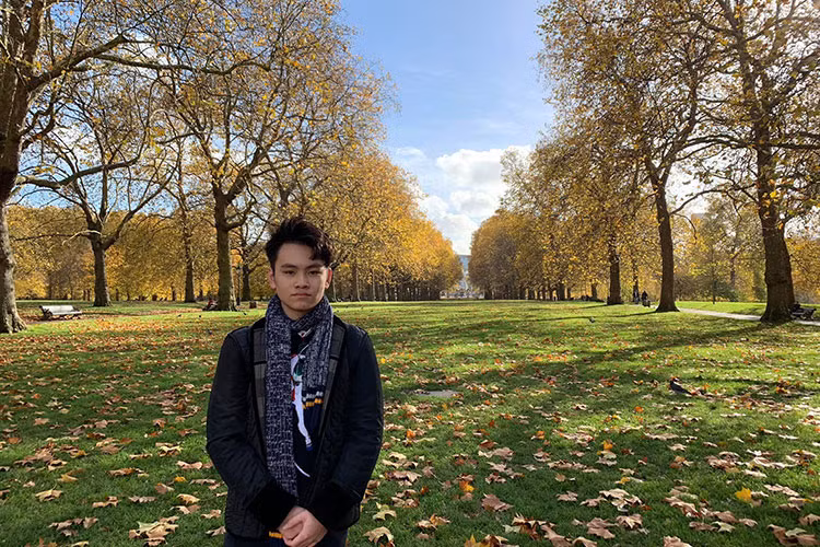 "Ba sống đến giờ gom được nhiêu đó, gửi con để dành đọc nhé. Mạnh mẽ và sống con trai. Thương và tin cậy", Chi Bảo viết.