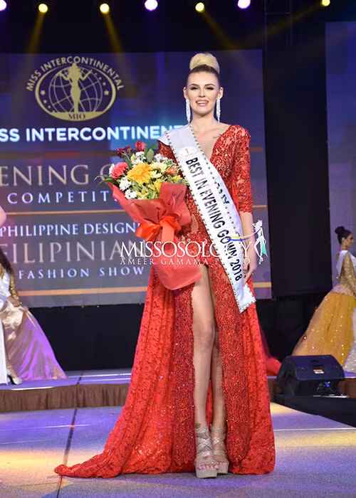 Ngoài đại diện Philippines, Angelopedia còn hết lời khen ngợi thí sinh đến từ Đức - Olivia Moller. Trong đêm thi ngày 17/1, cô giành 1 giải phụ. Angelopedia miêu tả đại diện Đức sở hữu vóc dáng gợi cảm, mang đến hình ảnh thanh lịch, tự tin. Ảnh: Missosology
