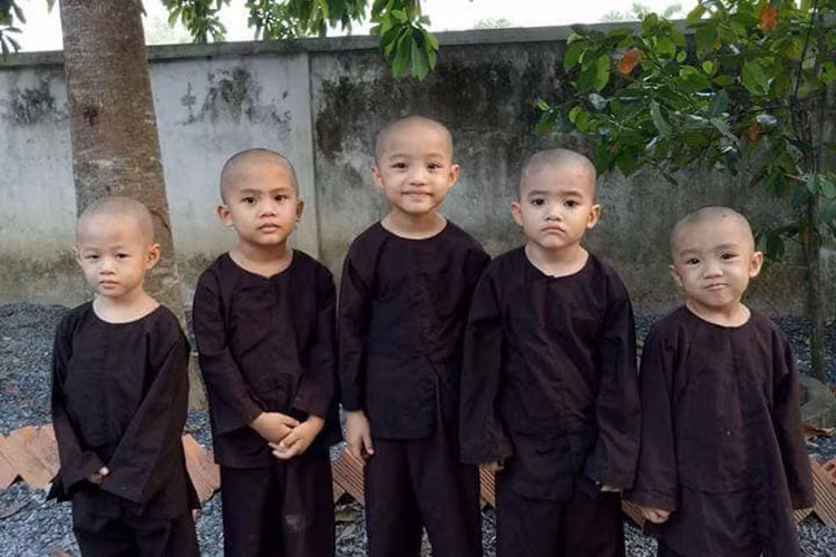 Hình ảnh đời thường đáng yêu của Pháp Tâm, Trí Tâm, Nghi Tâm, Ngọc Tâm và Minh Tâm. Ảnh: Fanpage