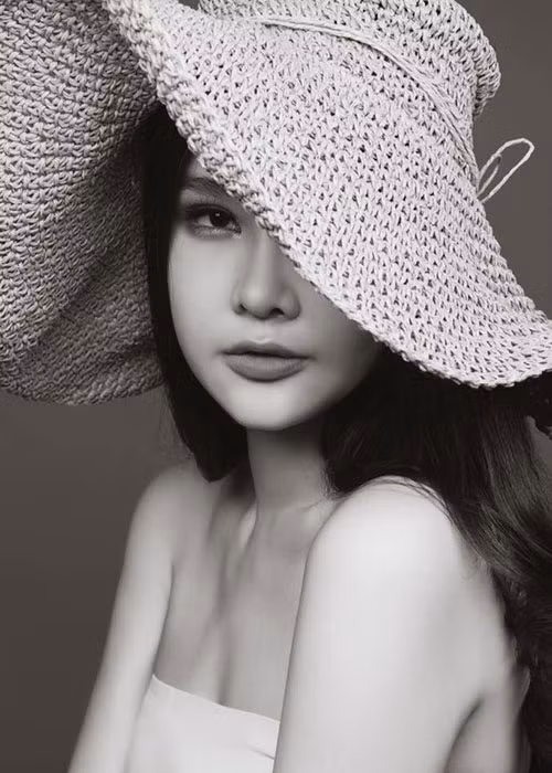 Lê Âu Ngân Anh bằng tuổi Hòa Minzy. Từ khi gia nhập show, cô không công khai hẹn hò cũng không vướng tin đồn tình cảm hay.
