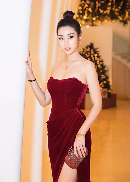 Từ khi trao vương miện cho người kế nhiệm, Hoa hậu Mỹ Linh lột xác gợi cảm.