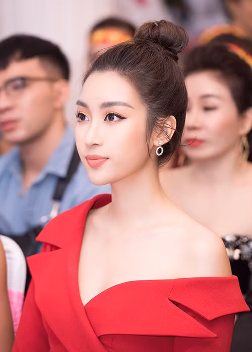 Trong khi Á hậu 1 cuộc thi Hoa hậu Việt Nam 2016 Thanh Tú đã lên xe hoa, Mỹ Linh đến nay chưa công khai hẹn hò bất kì ai.