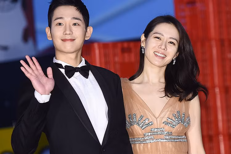 Khác với Hyun Bin, Son Ye Jin đến nay chưa từng công khai bất kì mối tình nào. Cô chỉ vướng tin đồn với các bạn diễn, trong đó có Jung Hae In. Ảnh: Allkpop