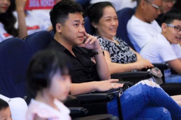 Bận rộn với công việc, doanh nhân Minh Hải vẫn thường đến ủng hộ Hòa Minzy đi hát, họp fan. Ảnh: Dân Việt