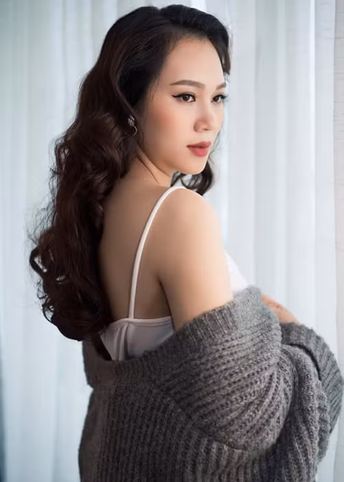Ngọc Thạch đẹp mặn mà khi mang bầu lần 2. Theo chia sẻ của người đẹp, em bé trong bụng là con trai và tên Owin.