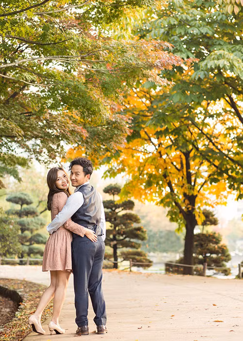 Đôi uyên ương tạo dáng tự nhiên giữa bối cảnh nên thơ của Hàn Quốc.