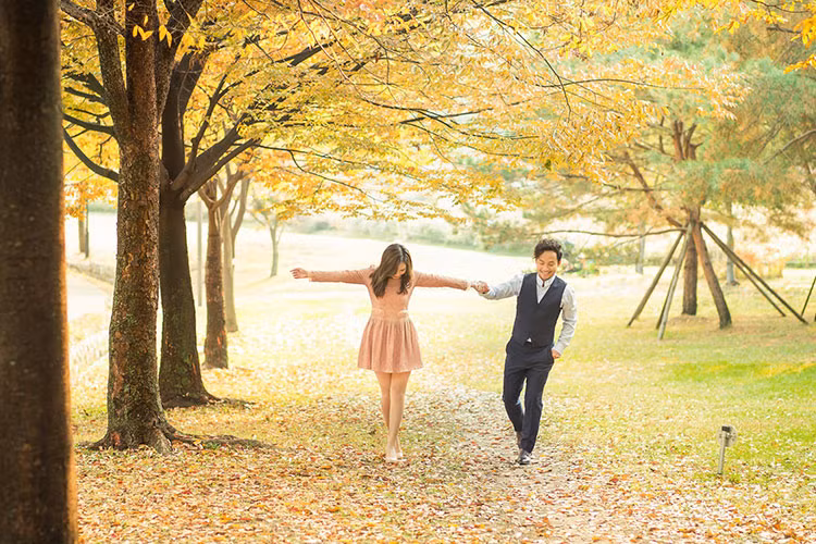 Trước khi đến với Thụy Vy, Tiến Đạt từng có gần 10 năm hẹn hò Hari Won.