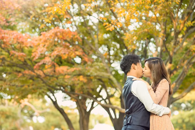 Tiến Đạt khóa môi bà xã Thụy Vy trong bộ ảnh cưới.