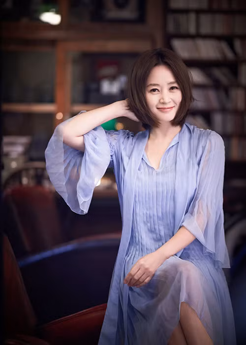 Thông minh, xinh đẹp, mạnh mẽ, giàu có và quyền lực, Kim Hye Soo được xem là gái ế đắt giá của màn ảnh xứ Hàn.