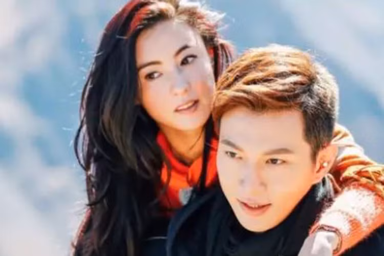 Vợ cũ của Tạ Đình Phong và đàn em kém 10 tuổi tỏ ra khá thân thiết trên phim trường “Nữ thần lựa chọn”.