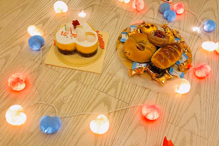 Dù giàu có nhưng Thủy Tiên và Công Vinh chỉ tổ chức sinh nhật giản dị, ấm cúng cho bé Bánh Gạo.