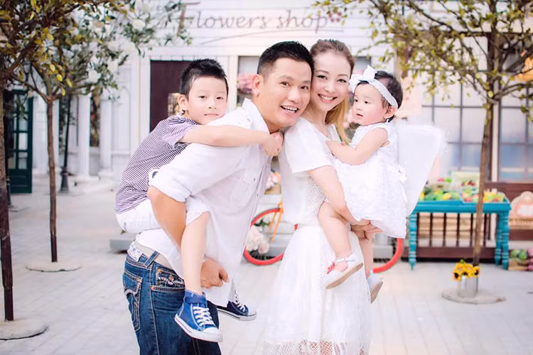 Từng qua một lần đò và có cậu con trai riêng Bảo Nam, Jennifer Phạm tìm được bến đỗ bình yên bên doanh nhân Đức Hải.