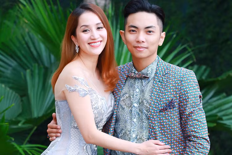 Khánh Thi và Phan Hiển vượt qua nhiều sóng gió để bên nhau. Đến nay dù đã có với nhau 2 người con nhưng cả hai chưa làm đám cưới.